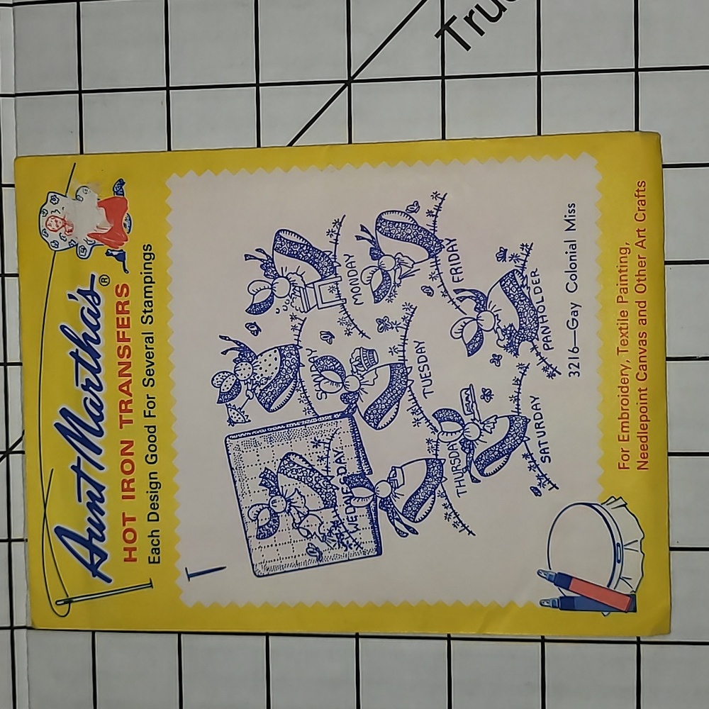 Aunt Martha's Hot Iron Transfers - Charming Designs  Linens, 3216Gay Colonial Mi